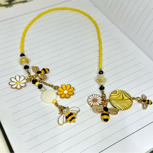 Jewelry - NWOT - Yellow Beaded Bee Bookmark